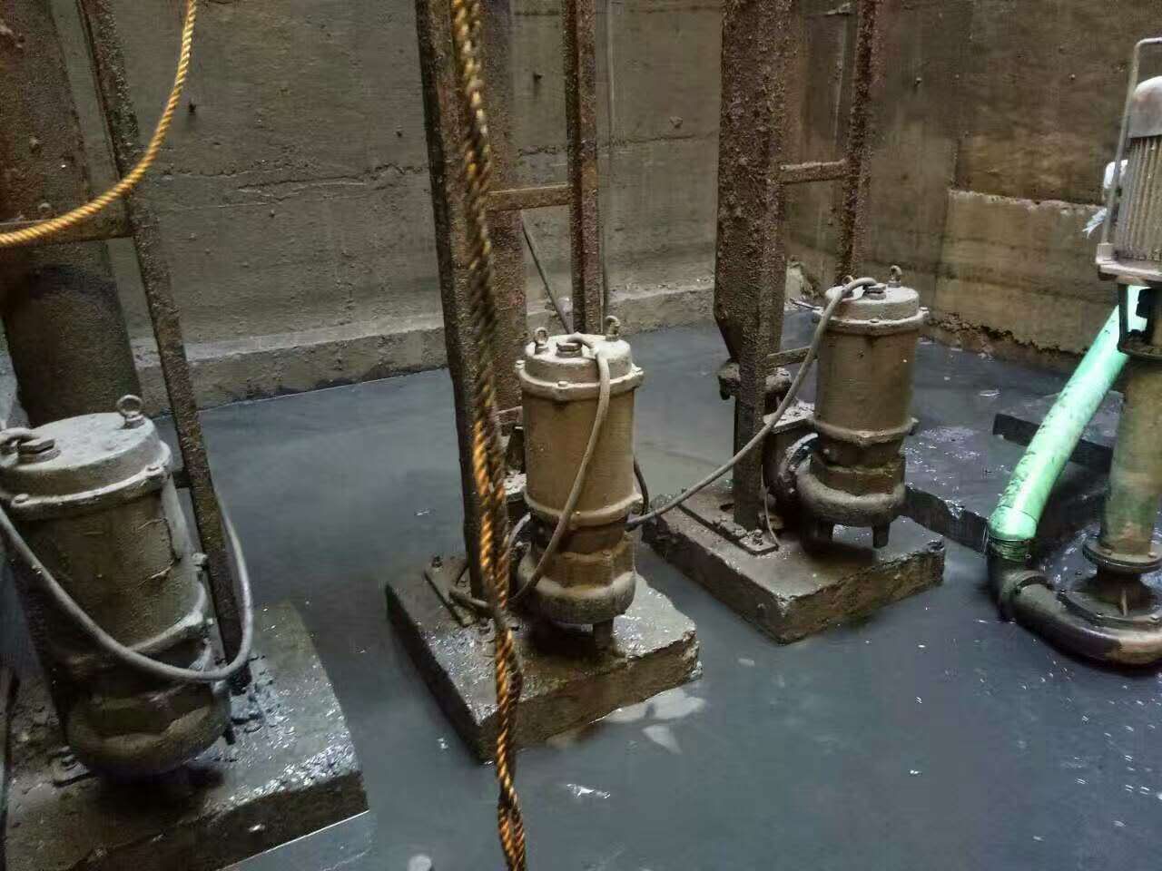 双湖污水池清理